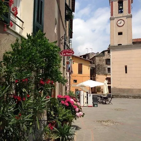 לינה וארוחת בוקר La Torre 3*